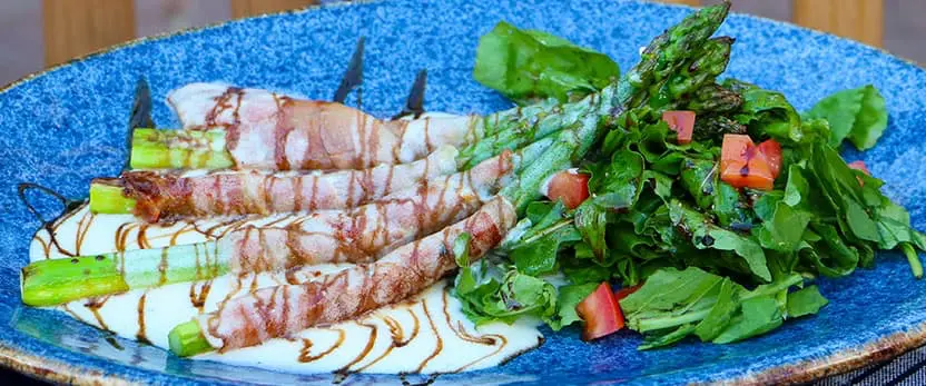 se muestra el platillo Asparagi con prosciutto crudo e tartufo
