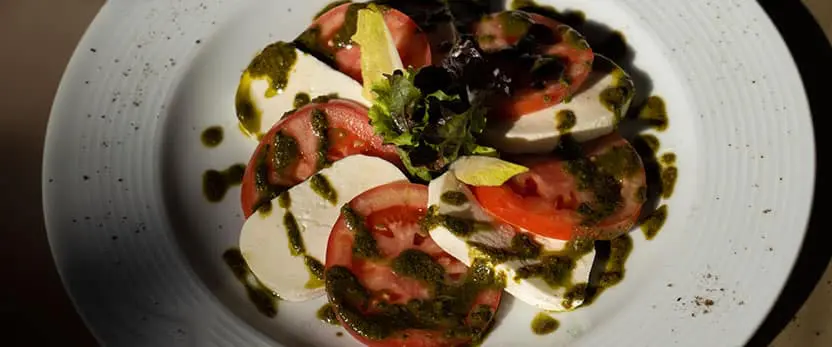 se muestra el platillo Insalata caprese