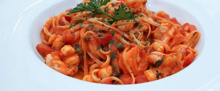 se muestra el platillo Fettuccine gamberoni e zucchine