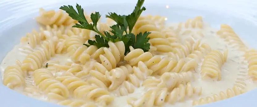 se muestra el platillo Fettucine alfredo