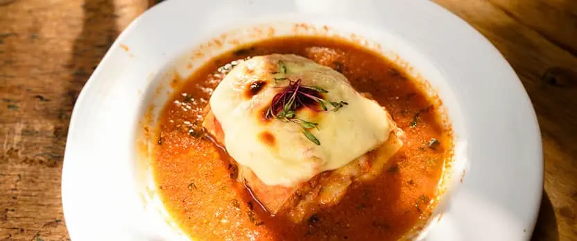 se muestra el platillo Lasagna alla bolognesa