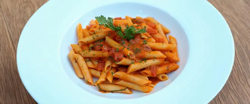 se muestra el platillo Penne alla pomodoro