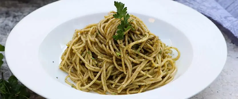 se muestra el platillo Spaghetti al pesto