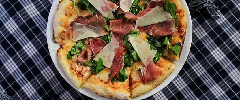 se muestra el platillo Toscana con prosciutto crudo