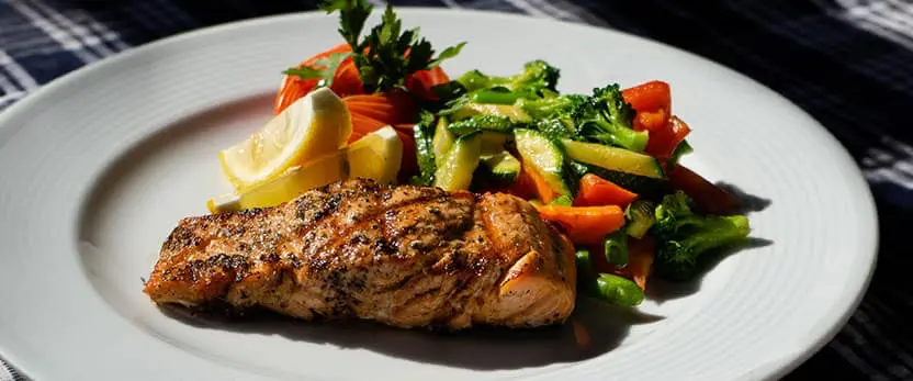 se muestra el platillo Salmone alla griglia