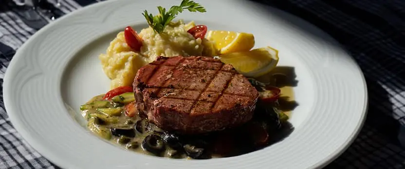 se muestra el platillo Tonno alla livornese